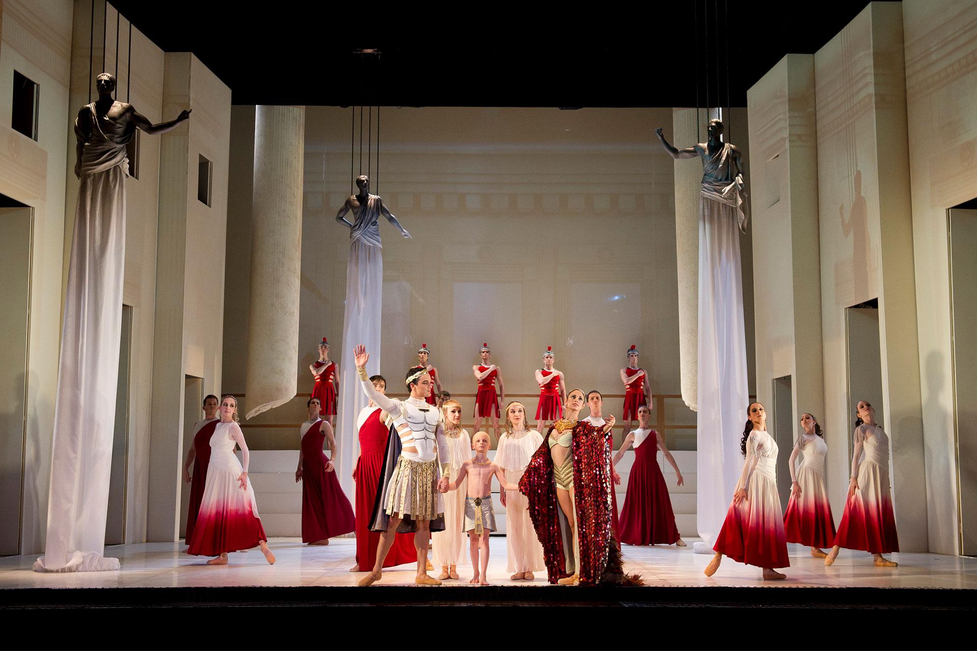 Julius Caesar, Cleopatra, their children and handmaids are presented to Rome