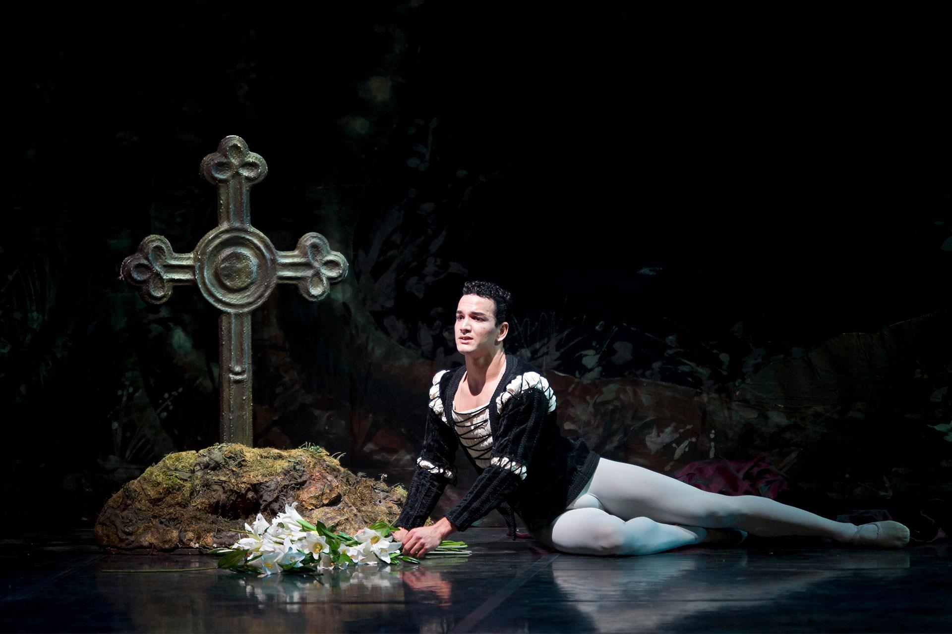 Albrecht mourns at Giselle's grave