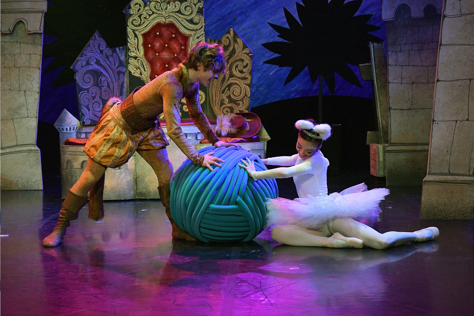 Puss and Penelope fall in love over a ball of string