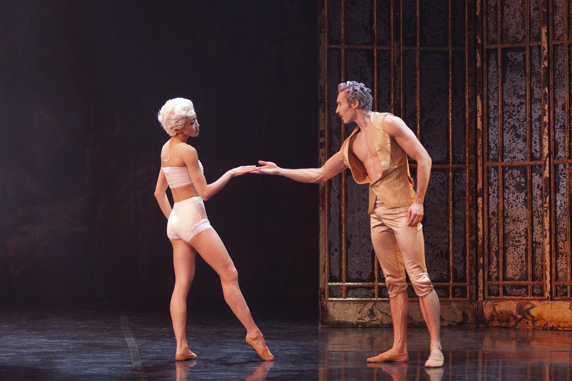 Bellino tentatively accepts Casanova outstretched hand